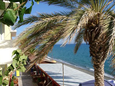 Blick auf die Uferpromenade in Mirtos