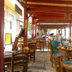 Taverne an der Uferpromenade in Mirtos