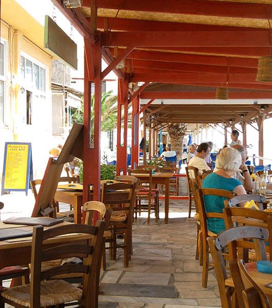 Taverne an der Uferpromenade in Mirtos