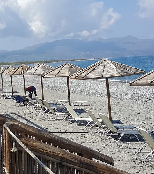 Strand wird steinfrei gemacht