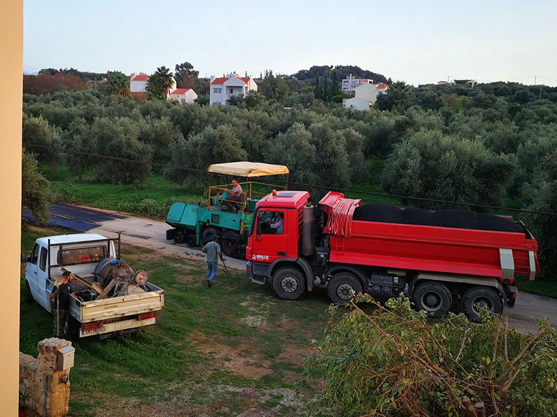 Straßenbaumaschinen im Olivenhain