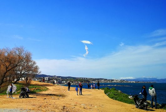 Drachen steigen am Agioi Apostoloi Beach