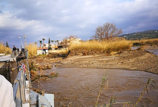 Bau der provisorischen Brücke bei Platanias