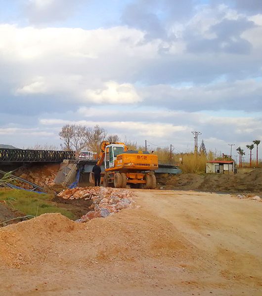 Bau der provisorischen Brücke bei Platanias