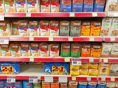 Mehlregal im Synka-Supermarkt Maleme