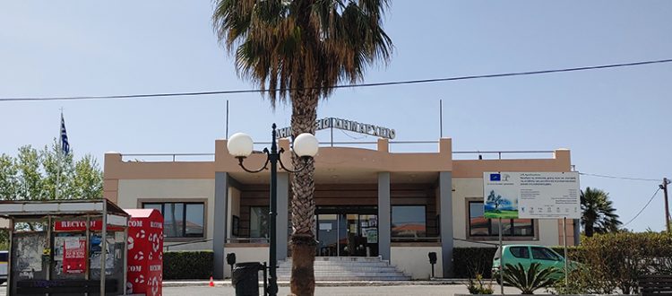 Rathaus der Gemeinde Platanias mit Bürgeramt