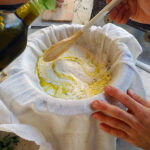 Olivenöl gehört in den Ziegenkäse