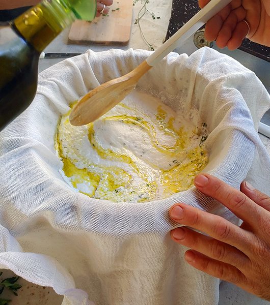 Olivenöl gehört in den Ziegenkäse