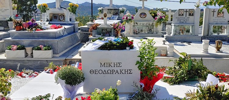 Grab von Mikis Theodorakis in Galatas