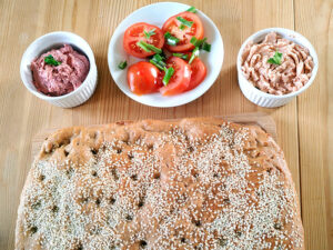 Lagana-Brot, Hummus und Taramosalata