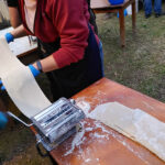 Herstellung der traditionellen Pasta Hilopita