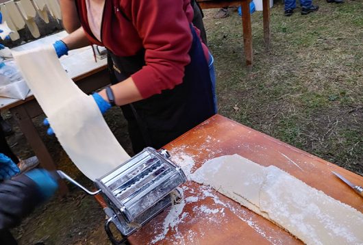 Herstellung der traditionellen Pasta Hilopita