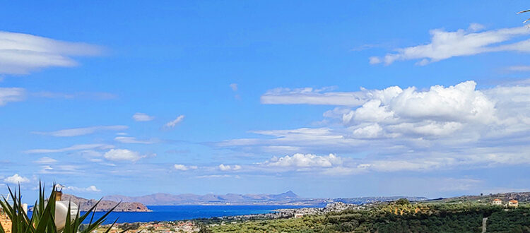 Blick auf das Mittelmeer im Herbst auf Kreta