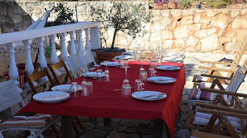 Geburtstagstafel wird vorbereitet