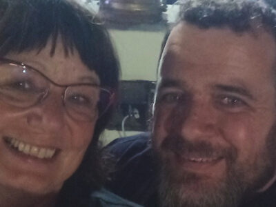 Tanzlehrer Nikos (re.) und ich