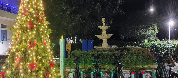 Weihnachtsbaum in Tavronitis