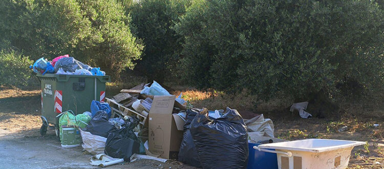Voller Müllplatz in der Gemeinde Platanias